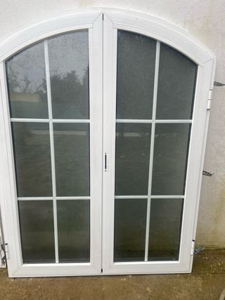 Ventana doble arqueada blanca