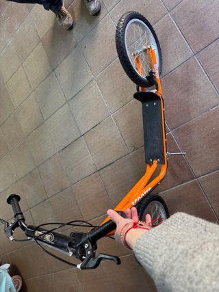 Patinete todoterreno naranja