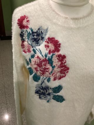 Jersey hueso detalle floral Talla M/L