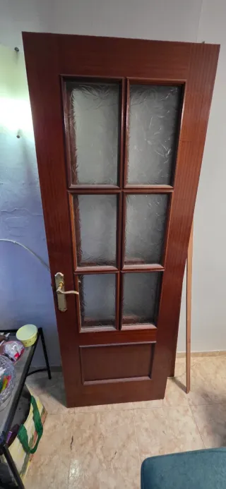 Puerta de madera con cristal