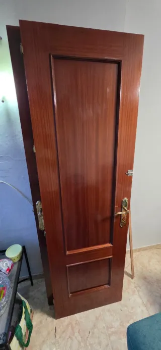 Puerta de madera con cristal