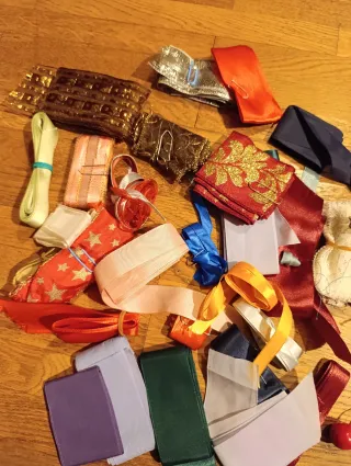 Nastri e decorazioni assortiti