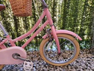 Bicicleta infantil rosa con cesta