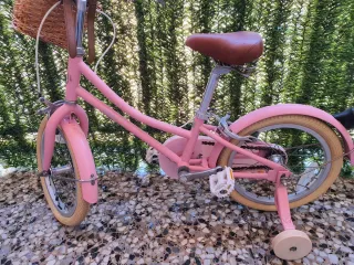 Bicicleta infantil rosa con cesta