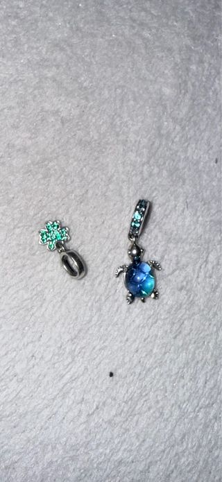 Lote 2 Charms Pandora Trébol y Tortuga