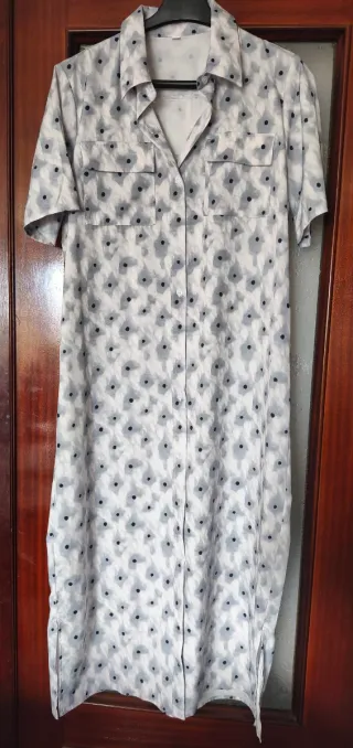 Vestido estampado floral gris y blanco