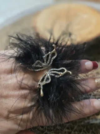 Anillo Mariposa con Plumas Negras y Doradas