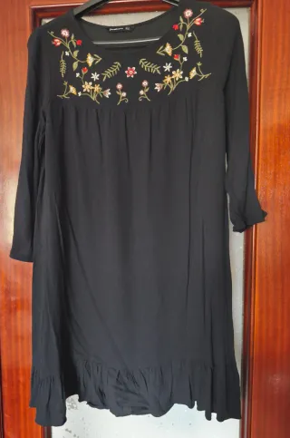 Vestido negro Stradivarius bordado floral M