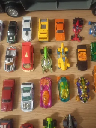 Lote de coches Hot Wheels y camión