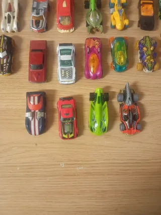 Lote de coches Hot Wheels y camión