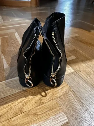 Botines Pull&Bear negros tachuelas doradas
