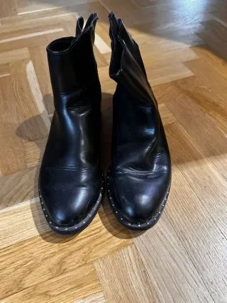Botines Pull&Bear negros tachuelas doradas