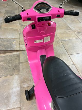 Vespa de juguete rosa