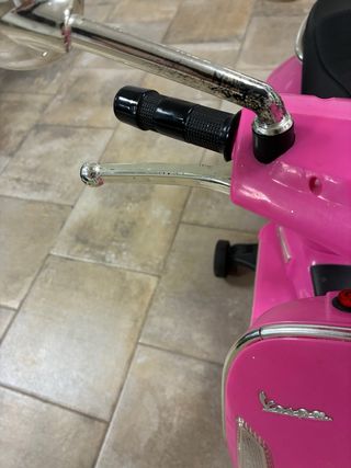Vespa de juguete rosa