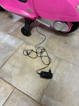 Vespa de juguete rosa