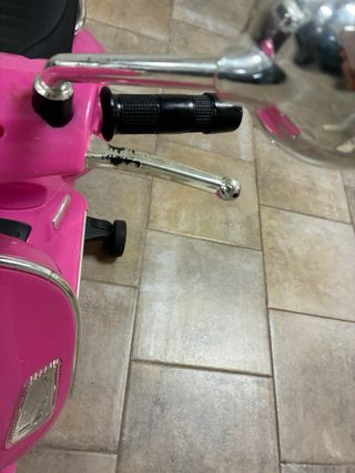 Vespa de juguete rosa