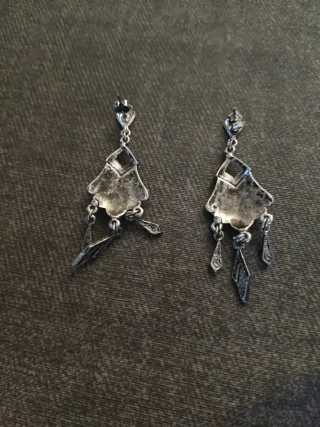 Pendientes largos plateados y piedras rojas