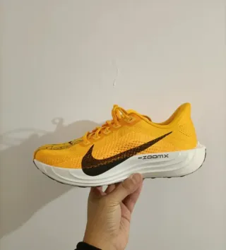 T43 Nike Pegasus Plus LV8 Amarillo/Negro