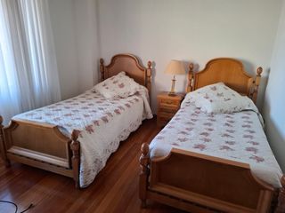 Conjunto 2 camas individuales + mesita.