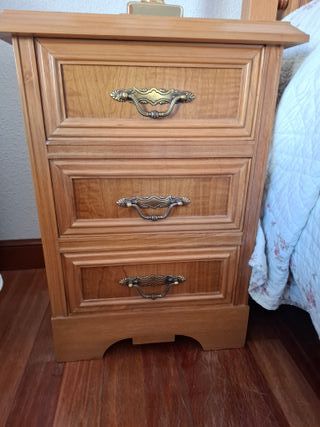 Conjunto 2 camas individuales + mesita.