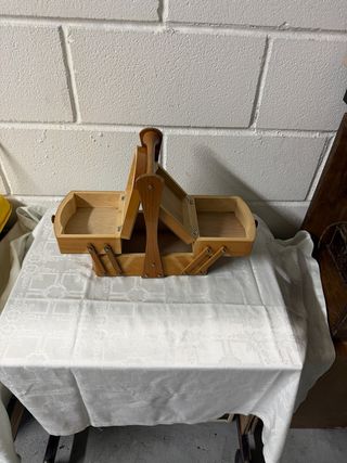 Costurero de madera con mariposas