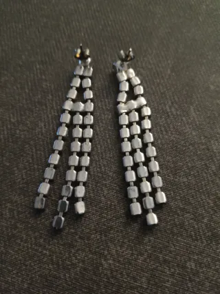 Pendientes largos de pedrería plateados