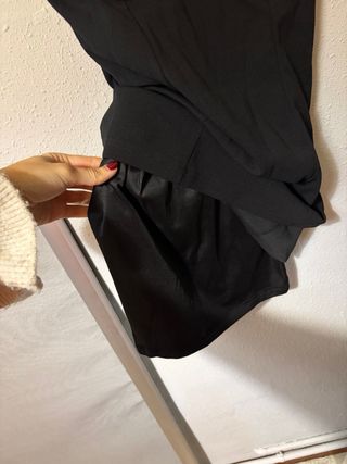 Vestido Negro con Detalles Dorados