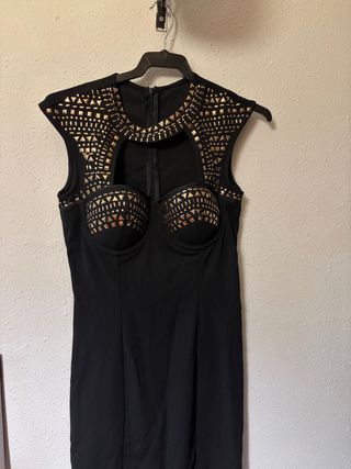 Vestido Negro con Detalles Dorados