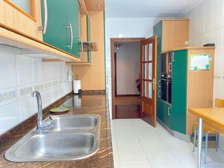 Cocina completa madera y verde. Excepto lavadora