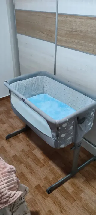 Cuna colecho Chicco gris estrellas