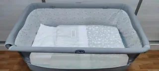 Cuna colecho Chicco gris estrellas