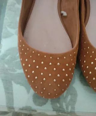 Bailarinas camel tachuelas doradas