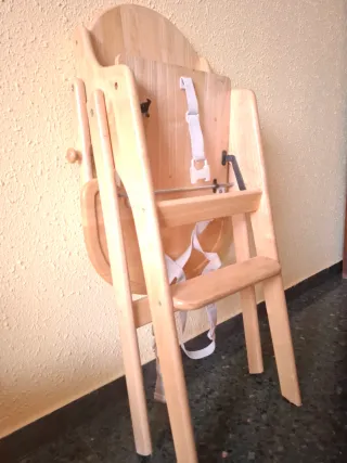 Trona de madera plegable