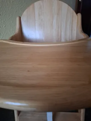 Trona de madera plegable