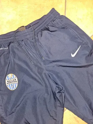 Pantalone tuta Nike e Calendario Hellas Verona
