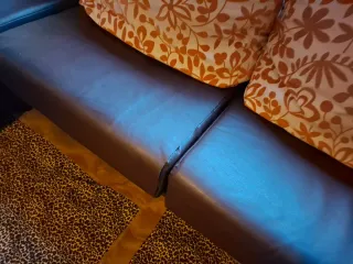 Chaise longue de polipiel marrón con ARCON