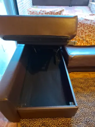 Chaise longue de polipiel marrón con ARCON