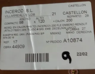 Ventana con persiana y mosquitera