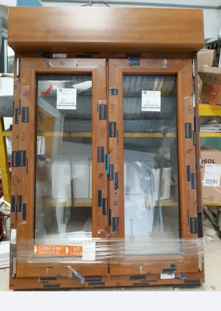 Ventana con persiana y mosquitera