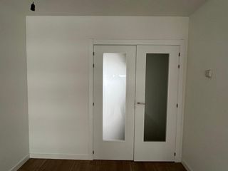 Puerta doble de salón blanca con cristal