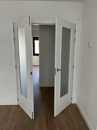 Puerta doble de salón blanca con cristal