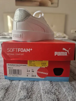 Zapatillas Puma Blancas con tono plateado atrás