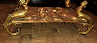 Mesa baja cristal y metal dorado