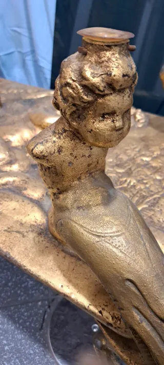 Mesa baja cristal y metal dorado