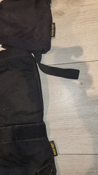 Dos pares manoplas Gore-Tex negras