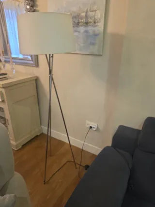 Lámpara de pie moderna plateada