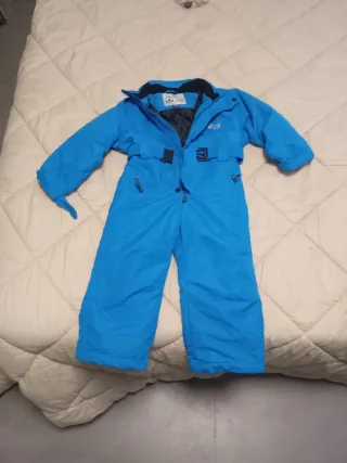 Mono de esquí infantil azul.
