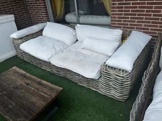 Sofá exterior de mimbre y tela beige