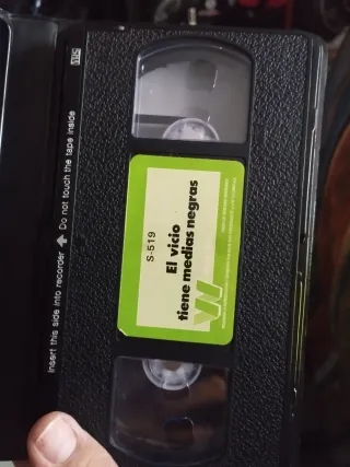 VHS El Vicio Tiene Medias Negras