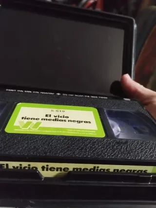 VHS El Vicio Tiene Medias Negras